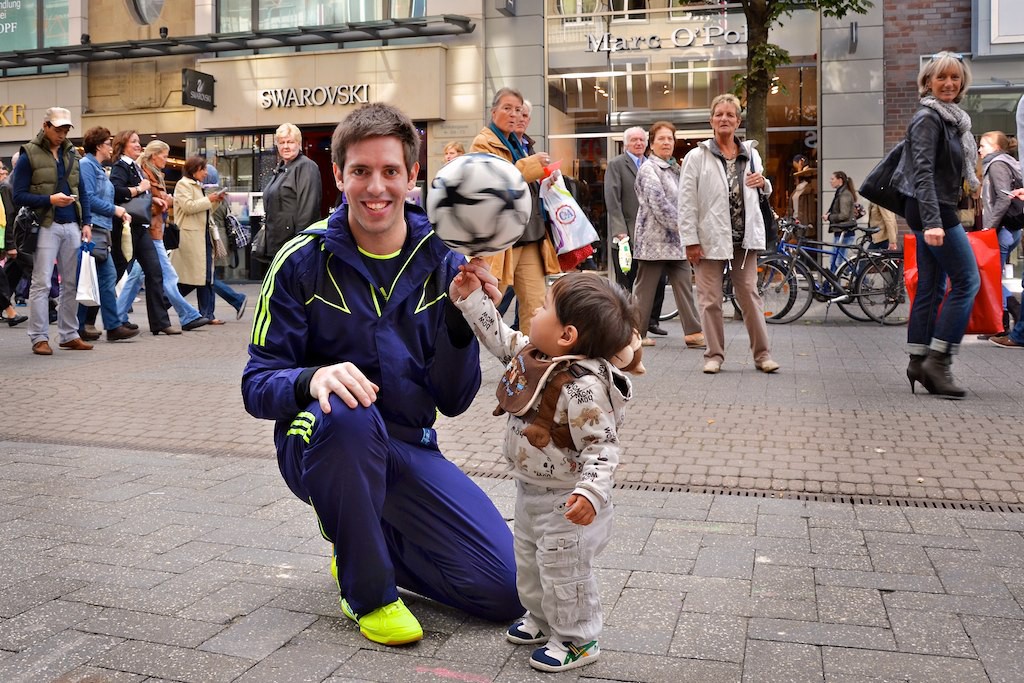 los Bosque Estar confundido Neueröffnung adidas Store Köln mit Fußball-Freestyler Sebastian Heller