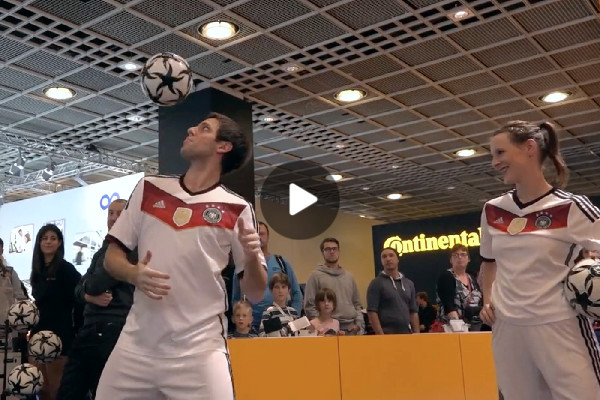 Video - Messe-Show "Die Fussballartisten" auf der IAA 2015