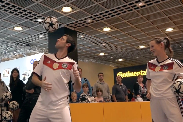 Video - Messe-Show "Die Fussballartisten" auf der IAA 2015