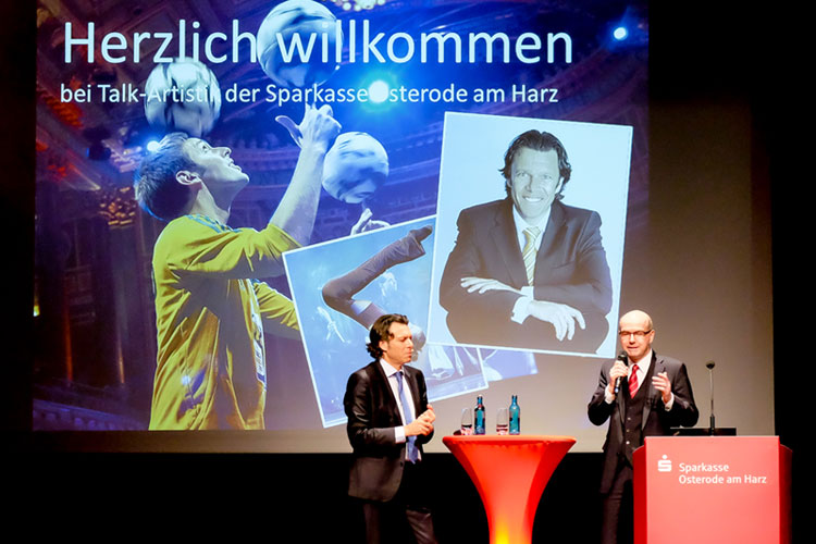 Urs Meier im Dialog mit Thomas Toebe, Vorstandsvorsitzender der Sparkasse Osterode (Foto: Dietrich Kühne)