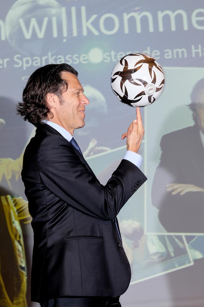 Mit Hilfe der Fußballartisten klappt es auch mit dem Balldrehen auf dem Finger (Foto: Dietrich Kühne)