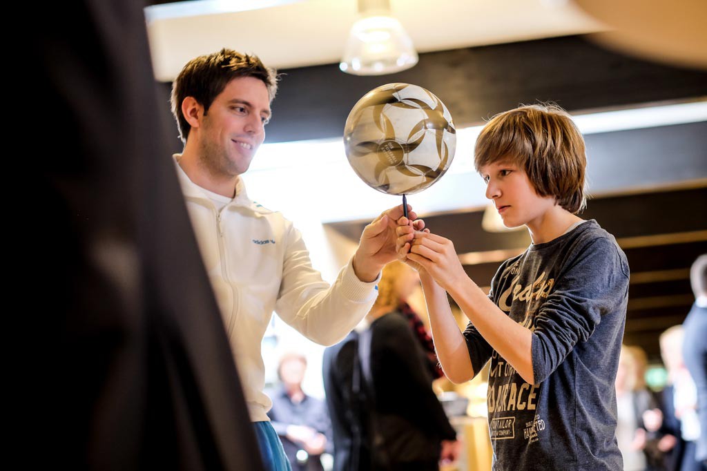 Fußballjongleur Sebastian Heller beim Sparkassen-Event in Osterode am Harz (Foto: Dietrich Kühne)