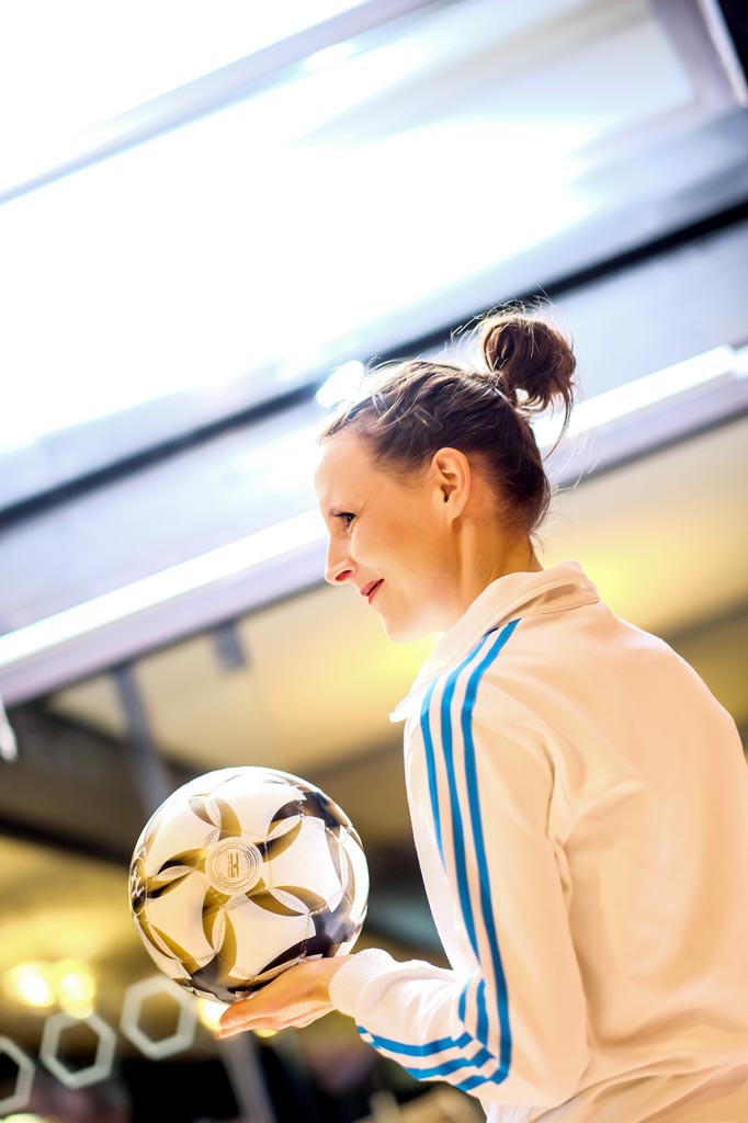 Fußball Akrobatin Miriam Willems (Foto: Dietrich Kühne)