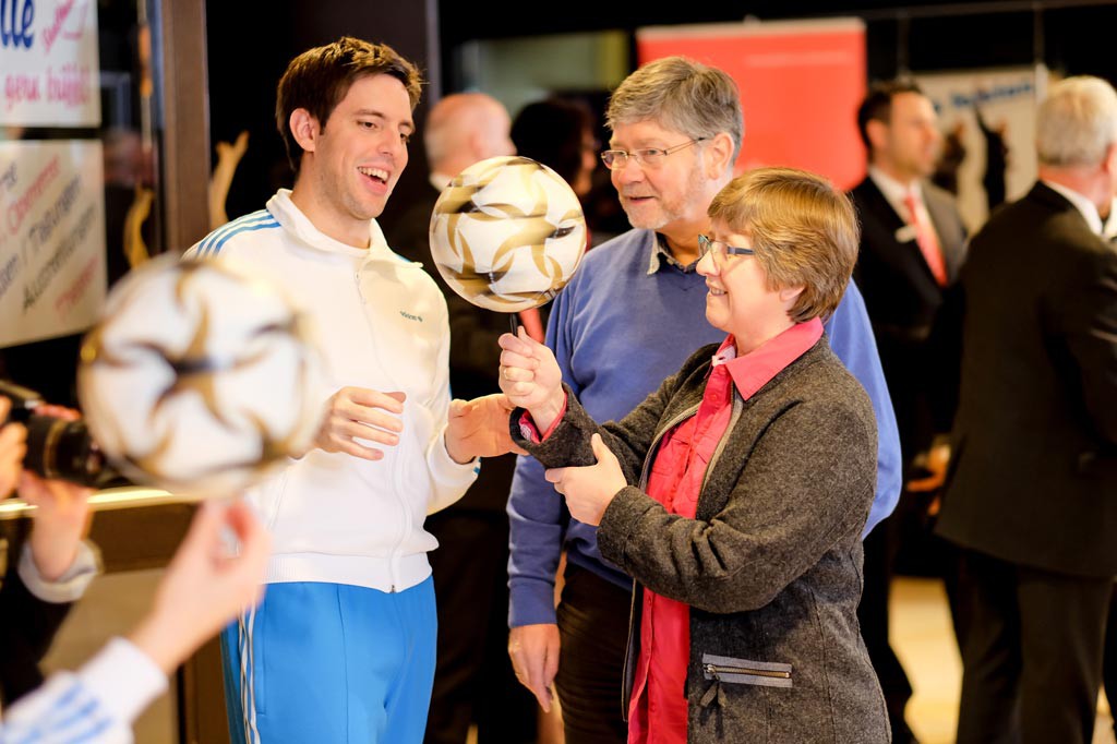 Viel Spaß beim Walking Act der Fußball-Artisten (Foto: Dietrich Kühne)