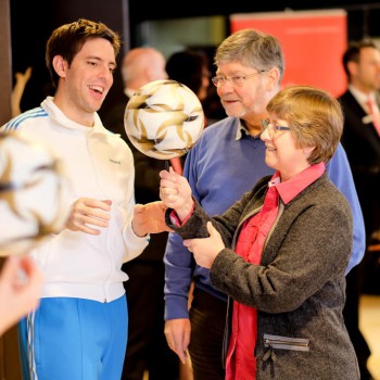 Viel Spaß beim Walking Act der Fußball-Artisten (Foto: Dietrich Kühne)