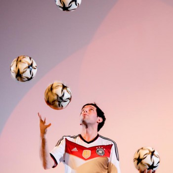 Fußball Jongleur Sebastian Heller mit 5 Fußbällen (Foto: Dietrich Kühne)