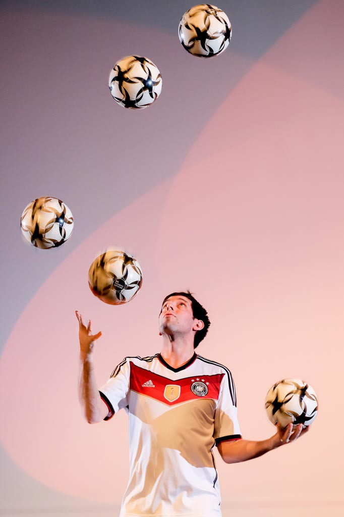 Fußball Jongleur Sebastian Heller mit 5 Fußbällen (Foto: Dietrich Kühne)