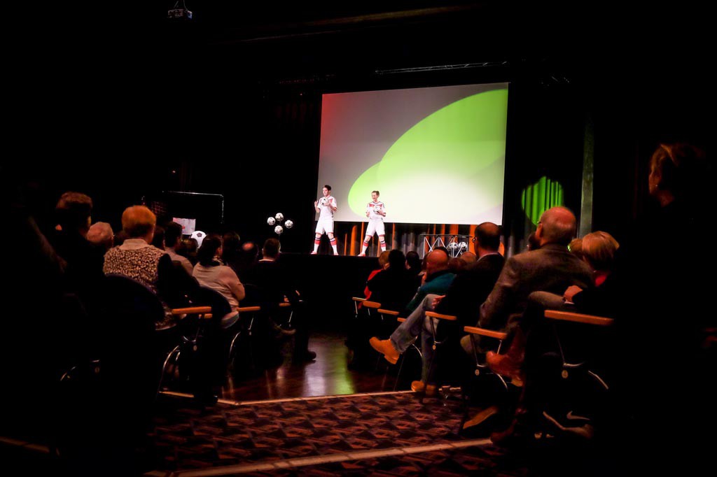 Die Fussballartisten performen live vor 450 Zuschauern in der Stadthalle Osterode (Foto: Dietrich Kühne)