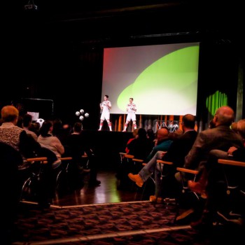 Die Fussballartisten performen live vor 450 Zuschauern in der Stadthalle Osterode (Foto: Dietrich Kühne)