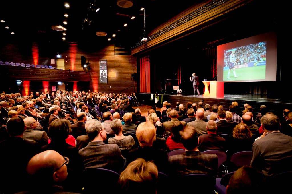 Schiedsrichterlegende Urs Meier referiert zum Thema »Zwischen den Fronten« (Foto: Dietrich Kühne)