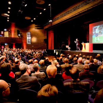 Schiedsrichterlegende Urs Meier referiert zum Thema »Zwischen den Fronten« (Foto: Dietrich Kühne)