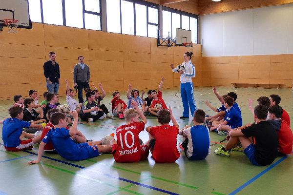 Workshop »Fußballtricks für Kids« mit Ballartistin Miriam Willems vom Duo »Die Fußballartisten«