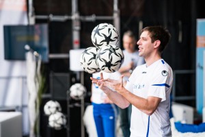 Fußball-Jongleur Sebastian Heller jongliert mit bis zu fünf Fußbällen beim Pokalfinale in Berlin