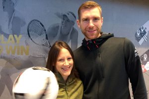 Fußballkünstlerin Miriam Willems mit Per Mertesacker im neu eröffneten adidas Outlet in Herzogenaurach