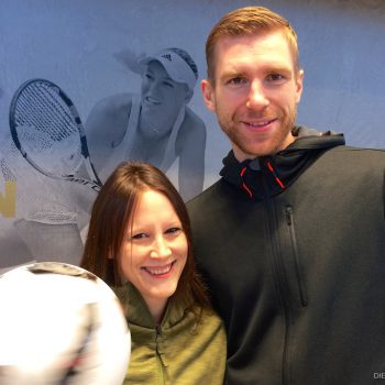 Fußballartistin Miriam Willems zusammen mit Per Mertesacker im neuen adidas Outlet Store in Herzogenaurach