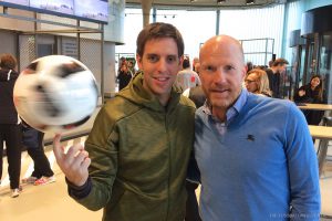 Fußballartist Sebastian Heller zusammen mit Matthias Sammer im neuen adidas Outlet Store in Herzogenaurach
