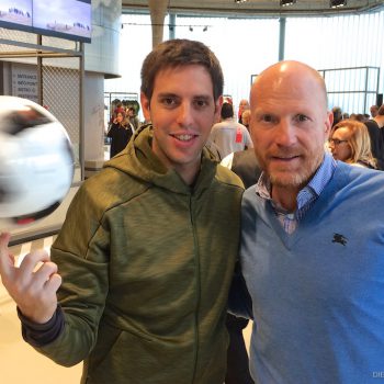 Fußballartist Sebastian Heller zusammen mit Matthias Sammer im neuen adidas Outlet Store in Herzogenaurach