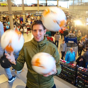 Fußball-Jongleur Sebastian Heller im neuen adidas Outlet Store in Herzogenaurach