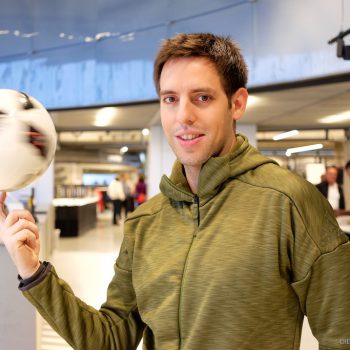 Fußball-Freestyler Sebastian Heller im neuen adidas Outlet Store in Herzogenaurach