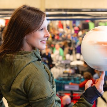 Fußballkünstlerin Miriam Willems im neuen adidas Outlet Store Herzogenaurach