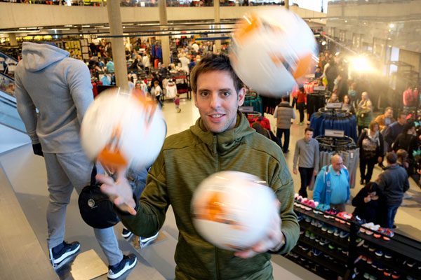 Fußballjongleur Sebastian Heller bei der Wiedereröffnung im neuen adidas Outlet Herzogenaurach