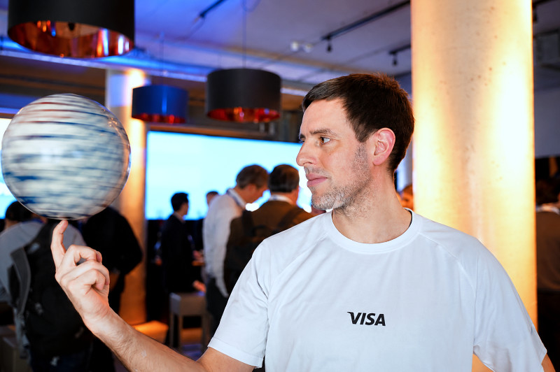 Als Höhepunkt des Visa Commercial Day sorgt Fußballjongleur Sebastian Heller mit spektakulären Ballkünsten für Begeisterung.