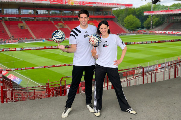 Die Fußballartisten im Stadion An der Alten Försterei am letzten Spieltag der Bundesliga-Saison 2025/26 "Union Berlin vs. Augsburg"